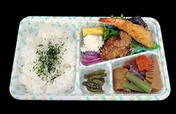 ちょっとお客様が見えたとき、ちょっと豪華なお弁当。さば味噌、から揚げ、エビフライ、煮物、色々入ってうれしいお弁当。