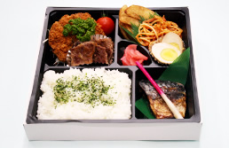 「ブロンコ」とんかつに角切りステーキも入ったボリュームのあるお弁当