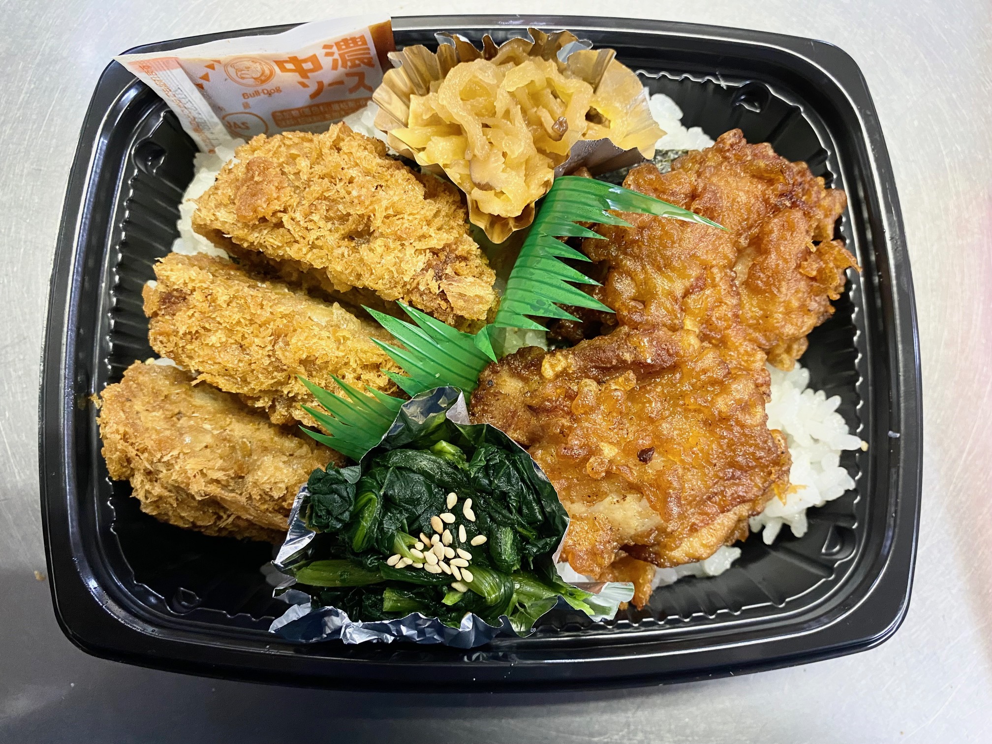 辛みそメンチカツとから揚げ丼ぶり